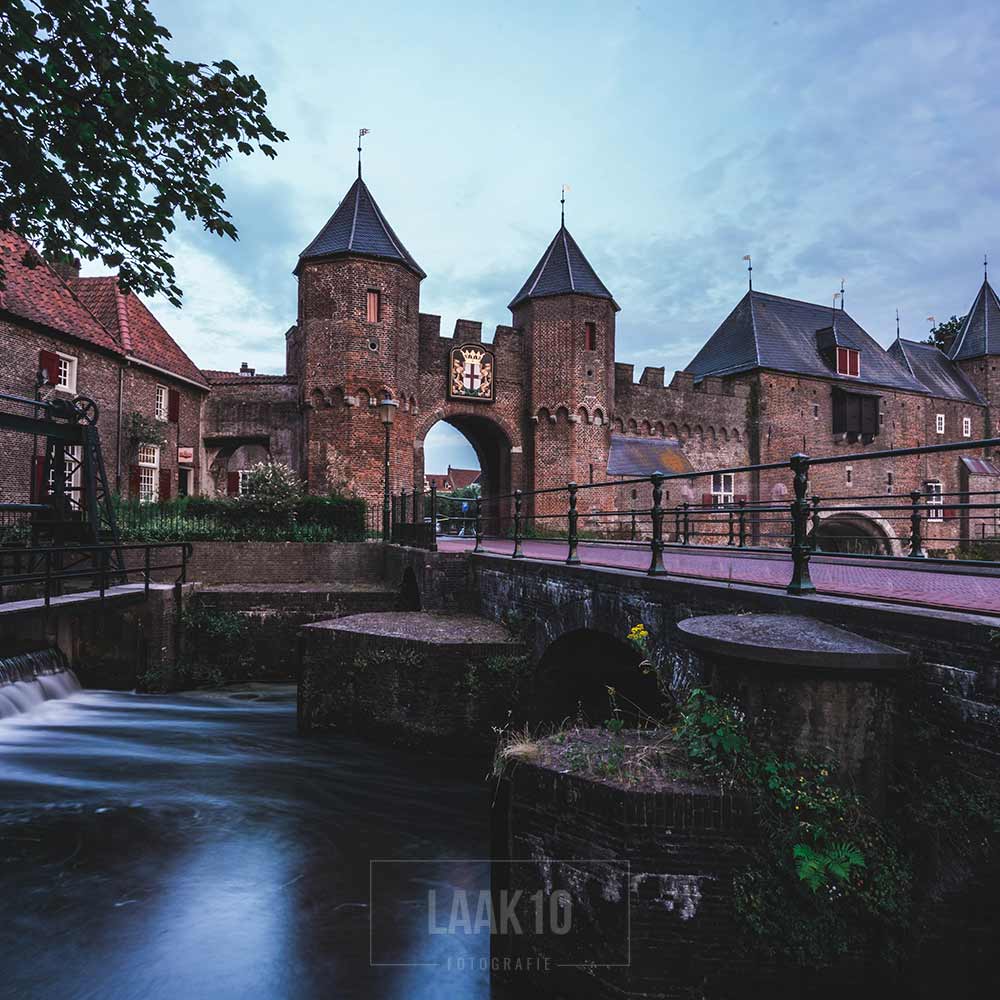 Straatfotografie Amersfoort koppelpoort bij zonsondergang 2/3